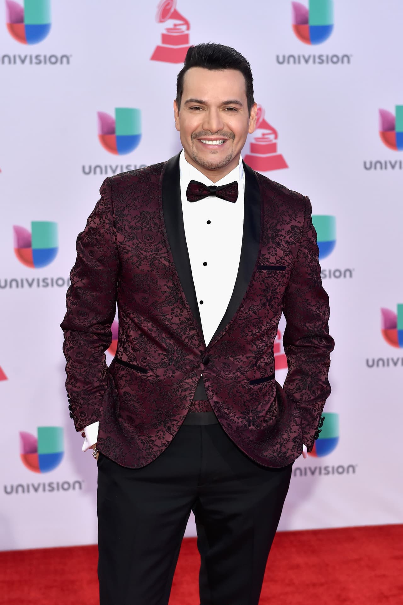 Siempre con una contagiosa sonrisa, Víctor Manuelle.