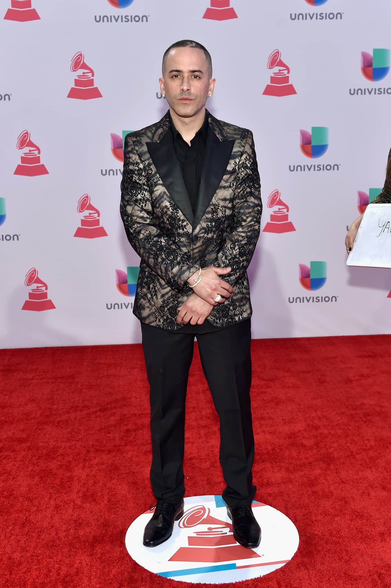 Yandel, con un saco batante peculiar.