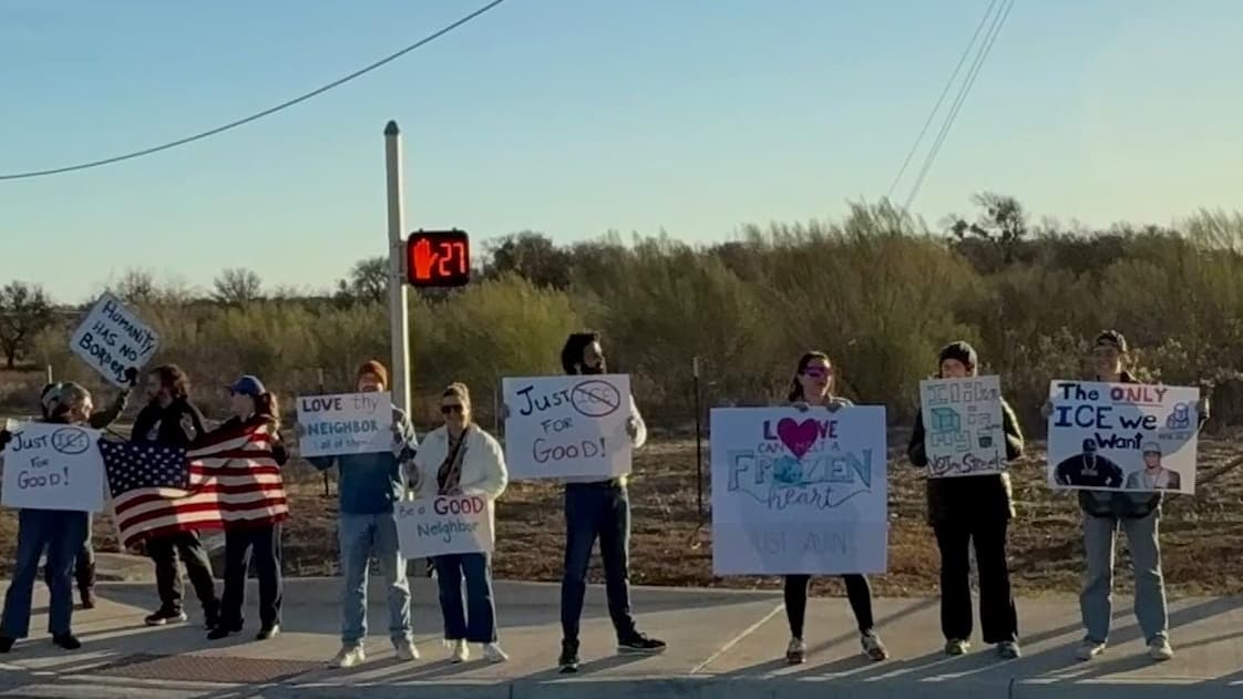 Residentes de Buda muestran apoyo a comunidad inmigrante ante presencia de ICE