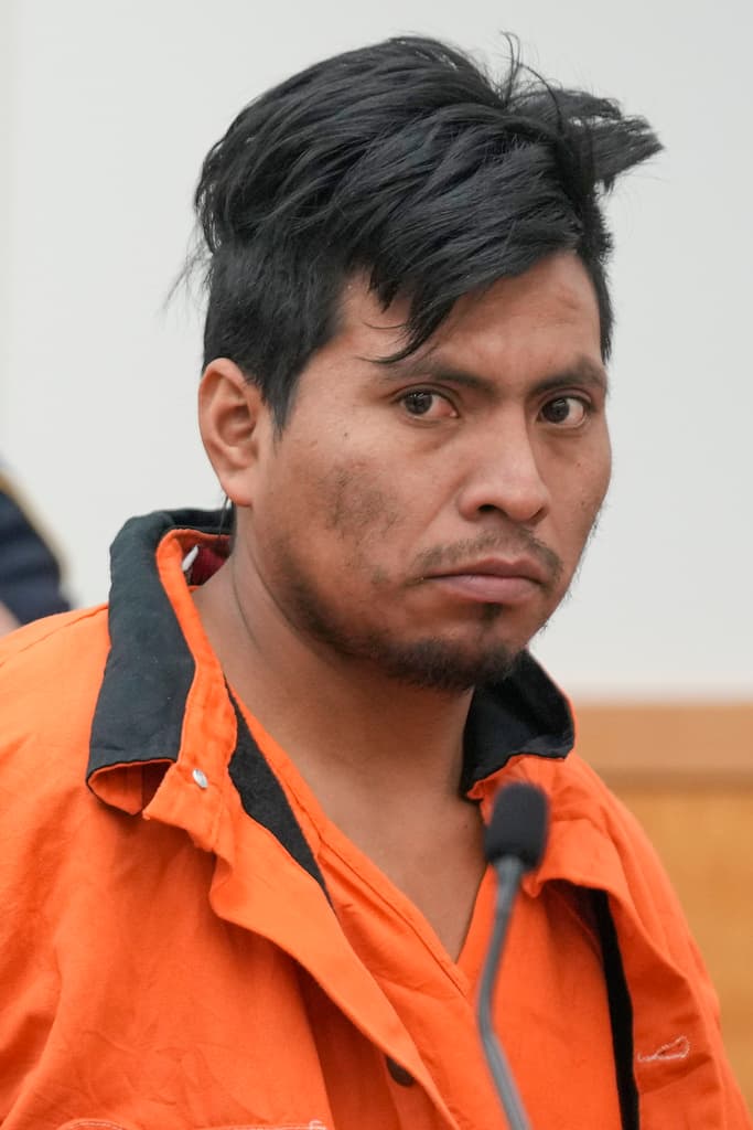 Visiblemente despeinado, el guatemalteco 
<b>Sebastián Zapeta</b> fue llevado el martes 7 de enero al tribunal Superior de Brooklyn, en Nueva York. Allí, a través de su abogado se declaró 
<b><a href="https://www.univision.com/local/nueva-york-wxtv/sebastian-zapeta-acusado-asesinato-prender-fuego-mujer-metro-nueva-york" target="_blank">"no culpable" de los cargos de asesinato e incendio malicioso</a></b> que se le imputan, por prender en fuego a 
<b>Debrina Kawam</b>, en un vagón de 
<b>la línea F</b> del tren de Nueva York, en la estación de 
<b>Coney Island-Stillwell Avenue.</b>