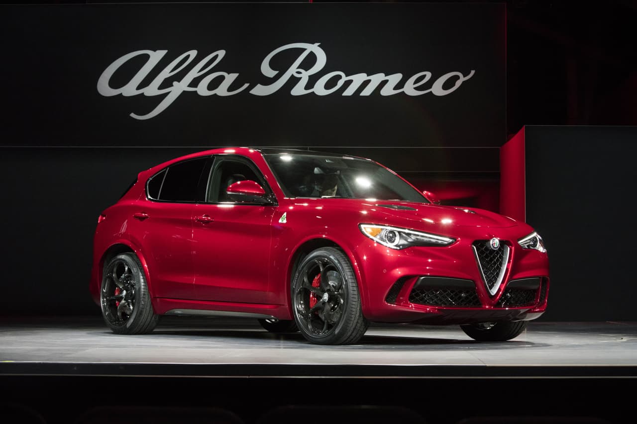 La 
<b>Stelvio</b> es una de las camionetas más jóvenes del segmento, se trata del debut de 
<b><a href="http://www.univision.com/organizaciones-alfa-romeo">Alfa</a></b>
<a href="http://www.univision.com/organizaciones-alfa-romeo"> <b>Romeo</b></a> entre las SUV. Este modelo se caracteriza por la abundancia de aluminio en su chasis, y algunas partes de su carrocería. Su precio inicial es de 
<b>41,000 dólares</b>.