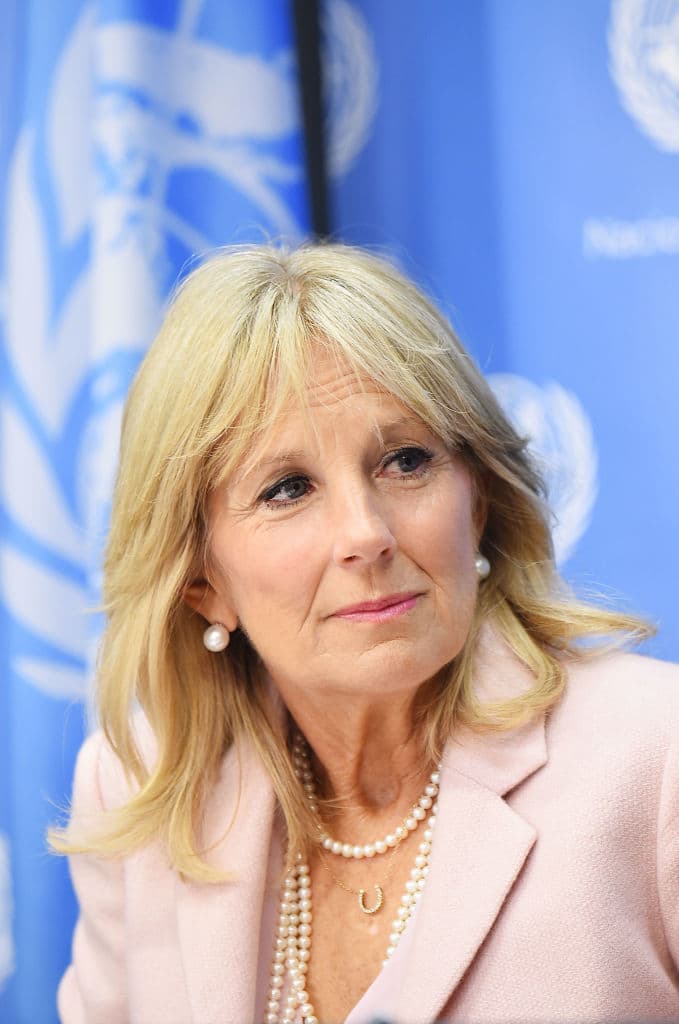 Un mes después de esta polémica, sale a relucir la
<b>amistad de Harry y Jill Biden</b>.
<b><a href="https://www.dailymail.co.uk/femail/article-8942269/Inside-Prince-Harrys-close-friendship-Joe-Bidens-wife-Jill.html" target="_blank">Daily Mail</a></b> explica que ambos tienen cosas en común y una de ellas son los "vínculos militares".