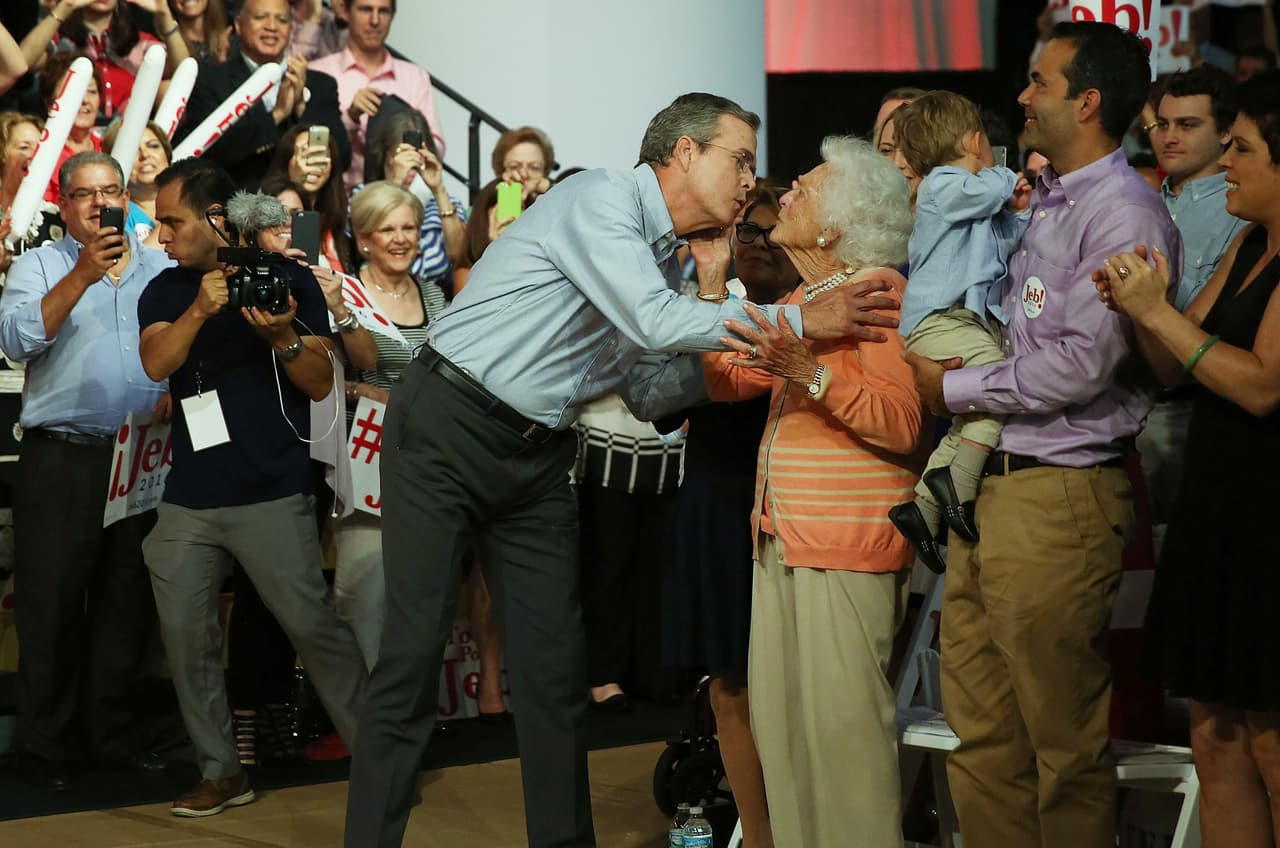 Jeb Bush "parece ser" el candidato indicado, dice su mamá en nuevo video