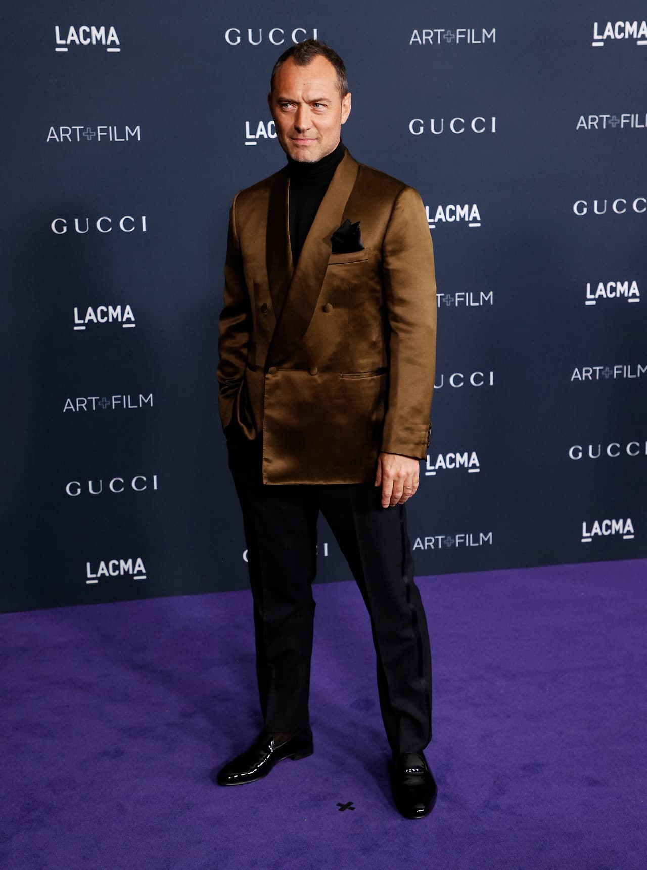 Jude Law fue uno de los hombres mejor vestidos en la noche de celebración en Los Angeles County Museum of Art. El actor lució un traje de la firma italiana Brioni compuesto por un elegante saco de doble botonadura en color bronce y pantalón negro.