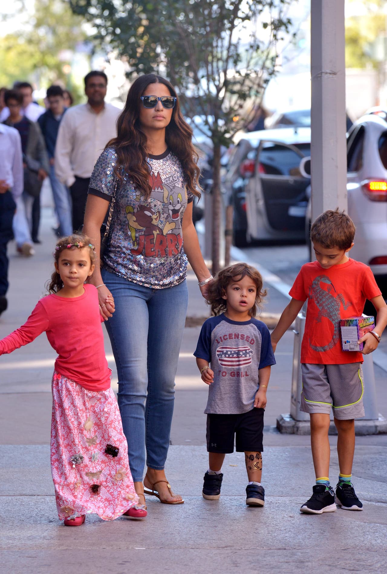 La familia paseó por las calles de Manhattan.