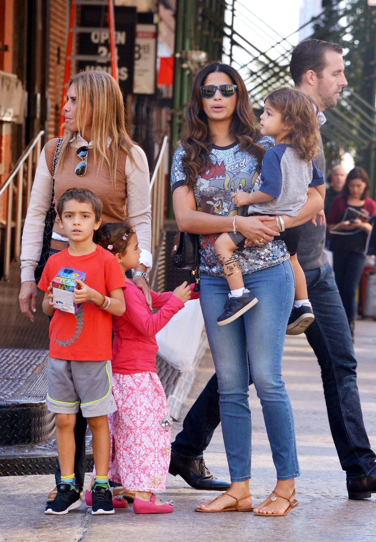 La modelo brasileña salió a pasear con sus nenes, Levi, Vida y Livingston.