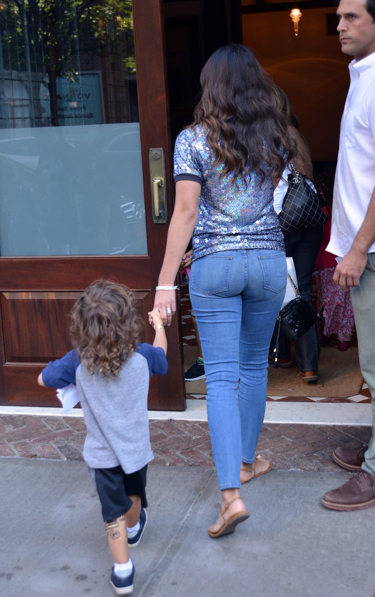 La modelo brasileña salió a pasear con sus nenes, Levi, Vida y Livingston.