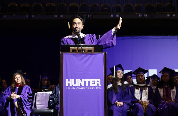 Durante su discurso, Lin-Manuel Miranda alentó a los graduandos a "hacer lo que tienen que hacer para aprovechar al máximo el espacio para lo que quieren hacer".