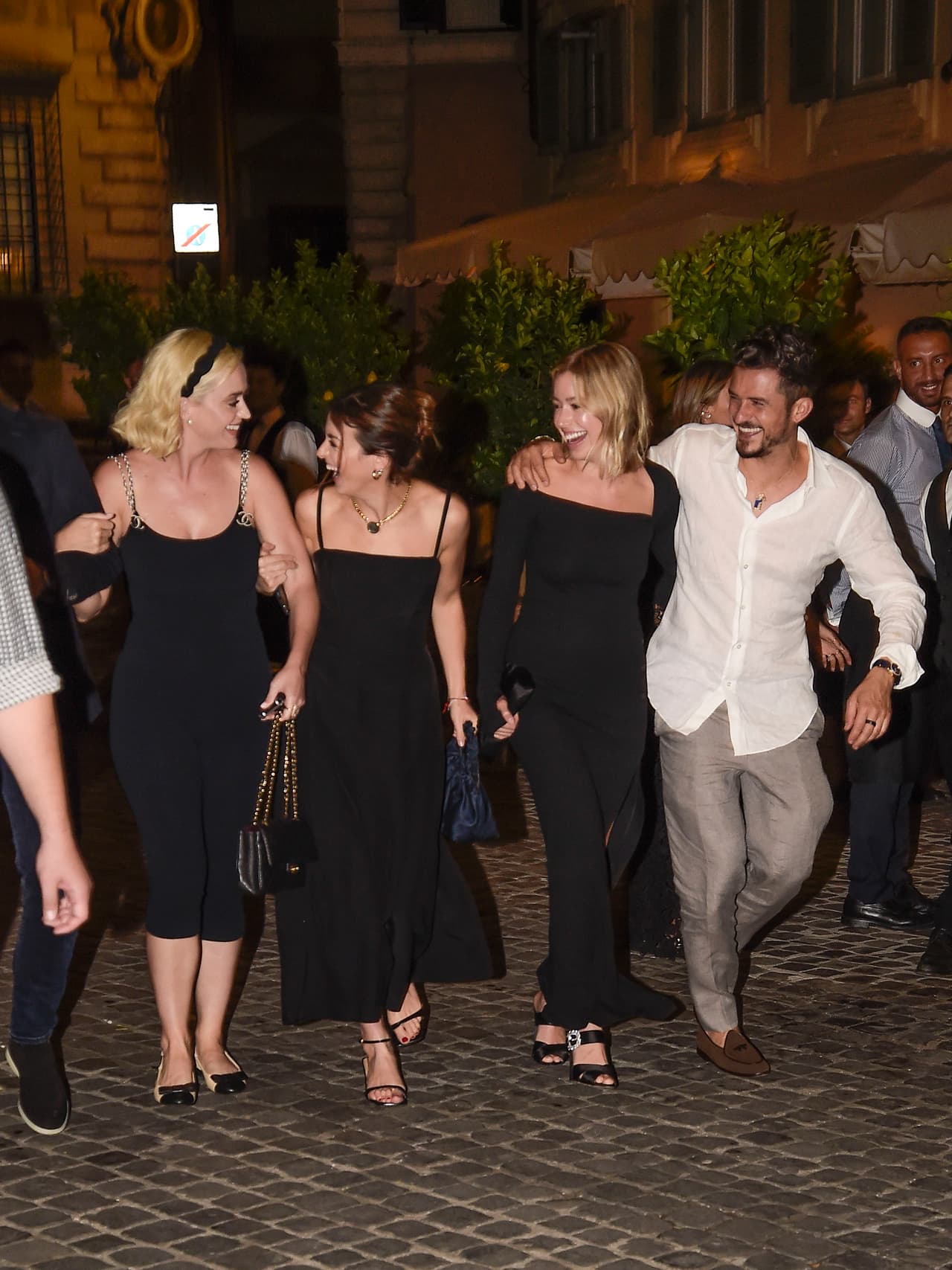 Según la información de Reuters, un cordón policial bloquea el acceso al lugar de la boda, una villa construida en 1650 por el cardenal Giorlamo Farnese. El lugar fue comprado en 1881 por la estadounidense Clara Heyland que tras su muerte lo legó a la 
<b><a href="https://www.aarome.org/" target="_blank">Academia Americana en Roma</a></b>, una institución de investigación y artes.