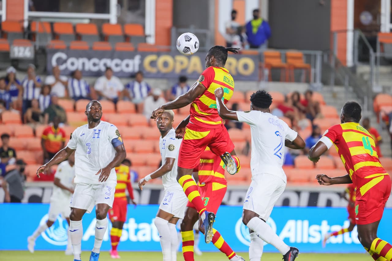 Los granadinos se motivaron y por momentos no soltaron el balón. Al 24', Beckles probó al portero hondureño Diego Rodríguez en un par de ocasiones.