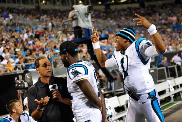 Brandon LaFell de los Carolina Panthers, estaba muy concentrado dando su entrevista, pero su compañero Cam Newton le robó cámara. Más videos de Chismes aquí.