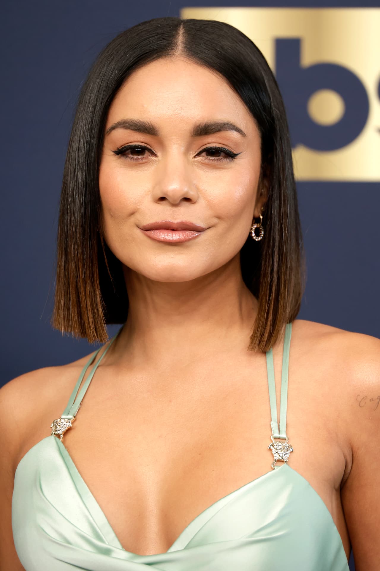 La actriz enamoró a los presentes con su diseño, un Atelier Versace, que dejó ver sus hombros y el cual acompañó con zapatillas doradas.