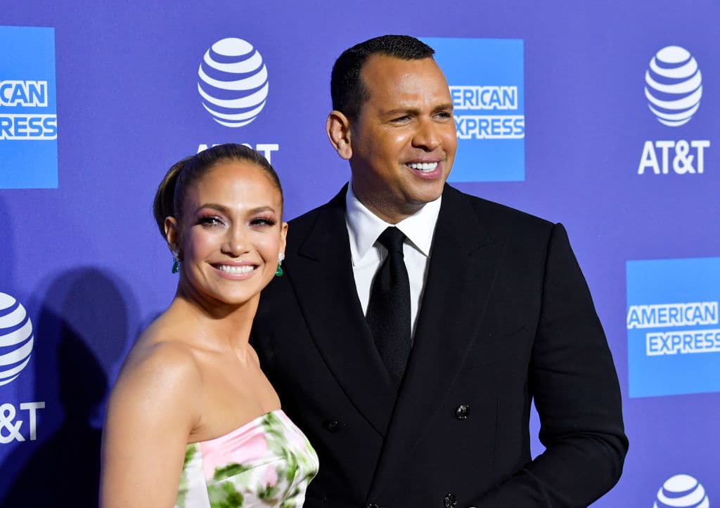 Tras su ruptura en abril pasado,
<b>A-Rod</b> y
<b>JLo</b> han continuado con sus vidas, pero el pasado fin de semana coincidentemente fueron captados, cada uno por su lado, en aeropuertos y bajando de aviones.
<br>