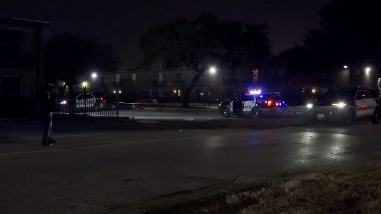 La van salió huyendo del lugar. Las autoridades buscan identificar a las personas dentro del vehículo.