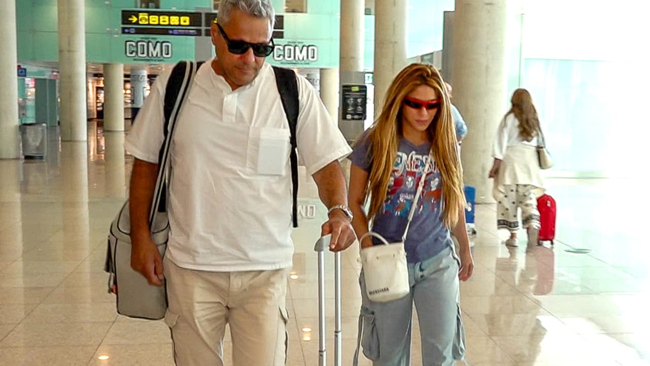 Así fue captada Shakira en el aeropuerto de Barcelona, ciudad que dejó este miércoles 7 de junio luego de haber entregado a sus hijos a Piqué. Horas después apareció en el juego de la NBA en Miami.