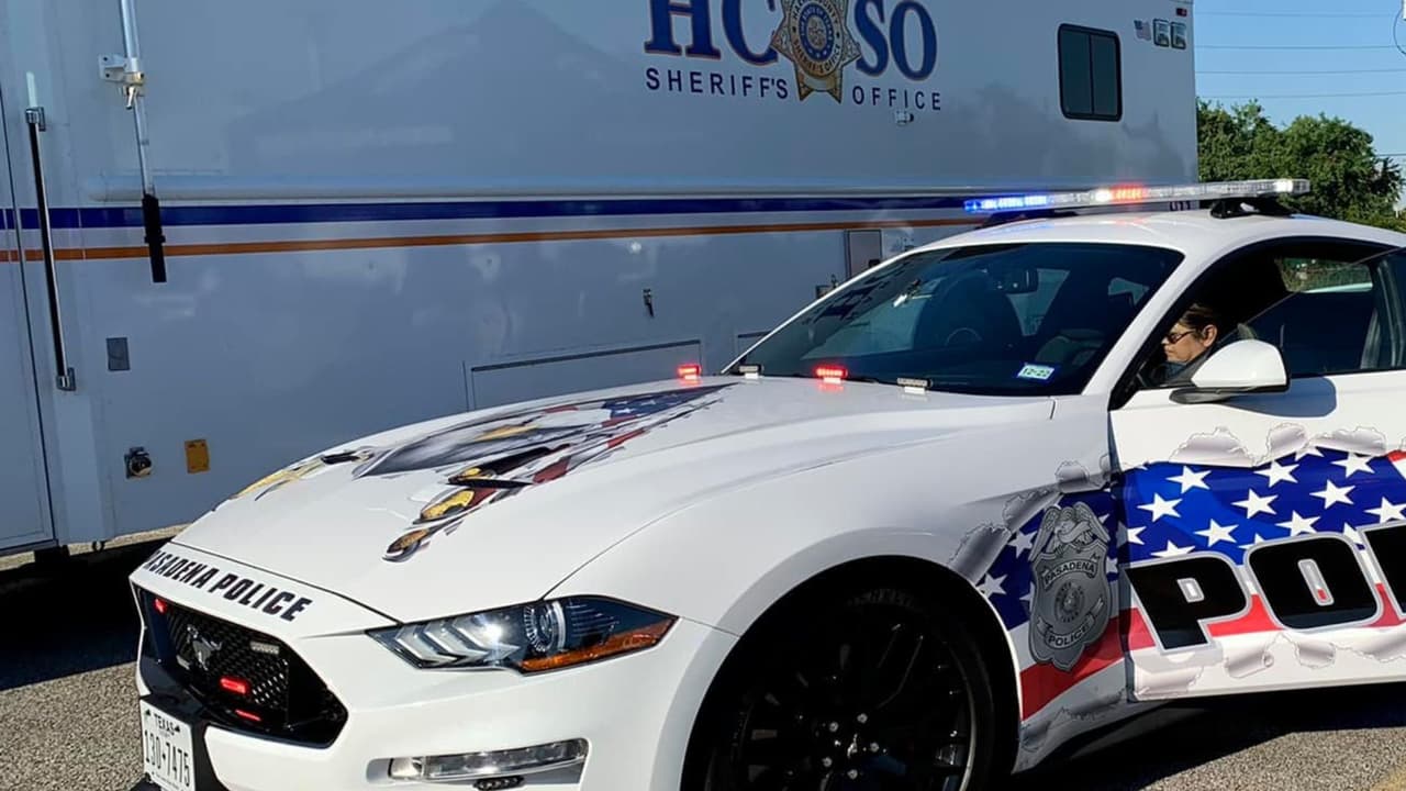 Persecución policial termina con dos sospechosos estrellándose contra un poste al suroeste de Houston