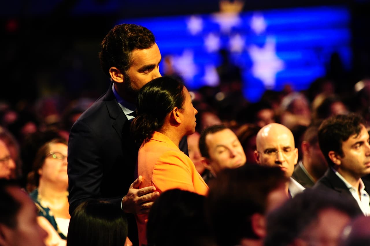 Enrique Acevedo tradujo al oído de Quiej las respuestas de Sanders y Clinton.