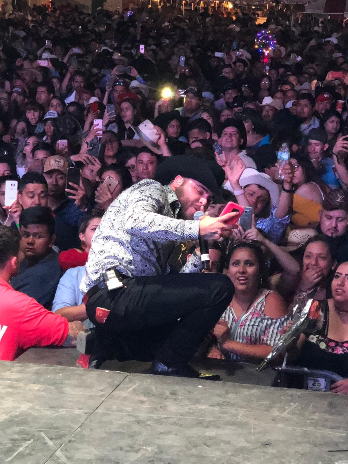 Gerardo Ortíz se encargó de cerrar el festival y le cantó al público 'Quién se anima' para que subieran al escenario a cantar con él.