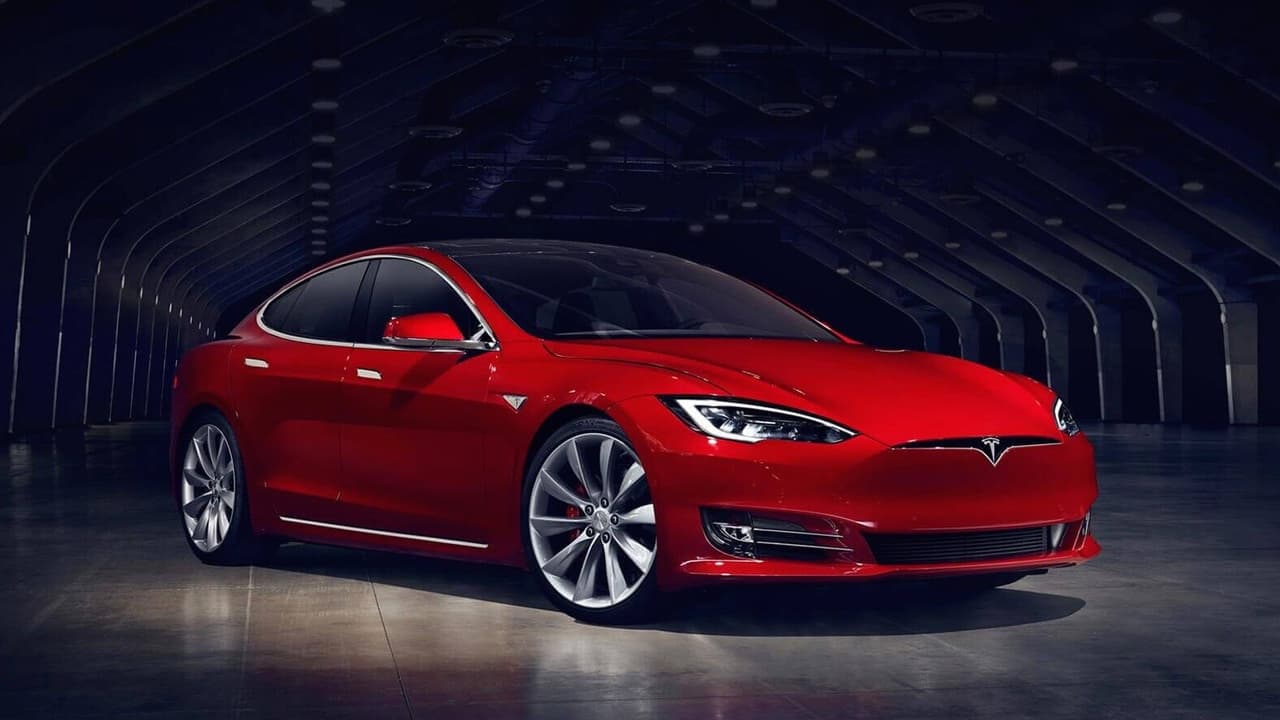 <b>Tesla Model S P100D</b>
<br>
<br>Es poco lo que no hemos escrito del
<b><a href="http://www.univision.com/noticias/tesla/la-corta-pero-intensa-historia-del-tesla-model-s-fotos" target="_blank">Tesla Model S</a></b>. Su versión P100D es el auto con
<b><a href="http://www.univision.com/noticias/tesla/ni-porsche-ni-ferrari-el-tesla-model-s-p100d-es-el-auto-mas-veloz-del-mundo" target="_blank">mayor aceleración del mercado</a></b>, superando a cualquiera de los autos producidos por Ferrari, Porsche y McLaren. De hecho, los 2.5 segundos que le toma al Tesla Model S P100D para llegar de 0 a 60 millas por hora son sólo igualados por el Bugatti Chiron que cuesta 10 veces más que el Tesla, sólo permite 2 pasajeros y no es muy práctico de poseer. Además el Model S ni consume combustible ni contamina el ambiente.