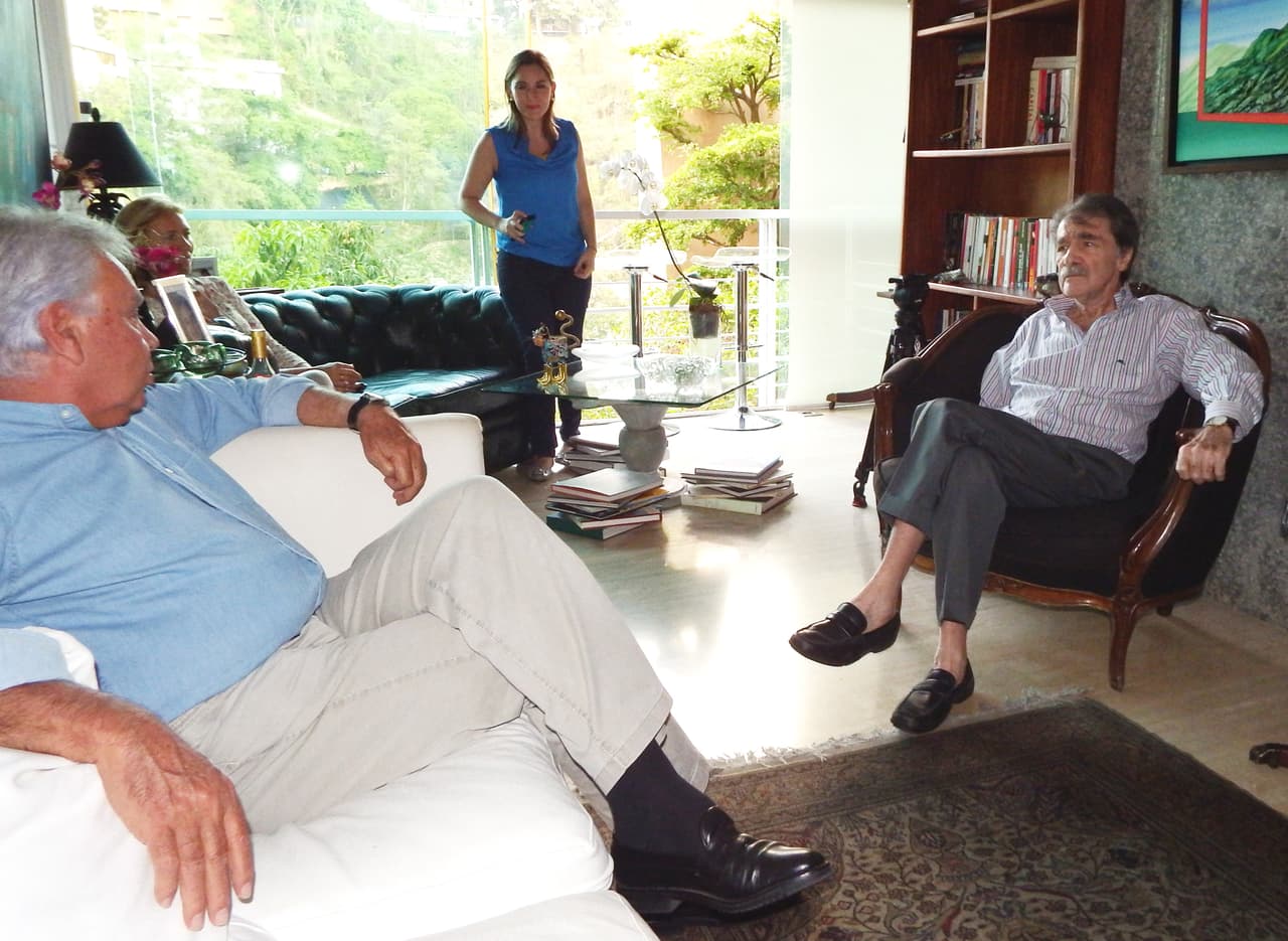 El día que Teodoro Petkoff recibió el premio Ortega y Gasset en la sala de su casa