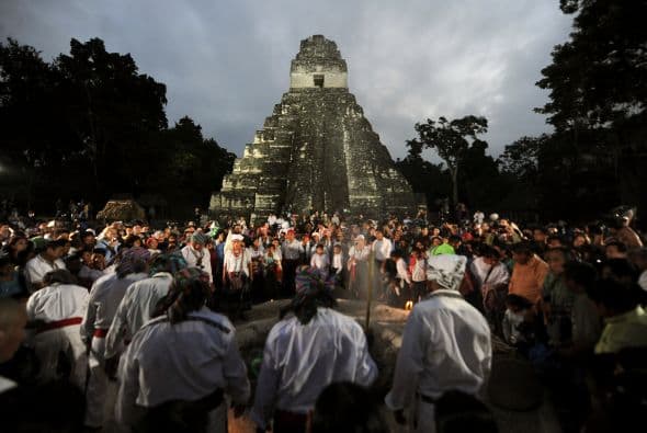Con un bosque profundo que alberga jaguares, pumas, dantas, jabalíes, venados, todo tipo de mariposas y aves, Tikal, una de las ciudades más representativas de la civilización maya, es ahora centro de peregrinaje de miles de turistas.