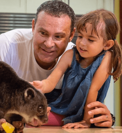 Michelle es una niña muy valiente y no se detenía para acariciar a estos simpáticos animalitos.
