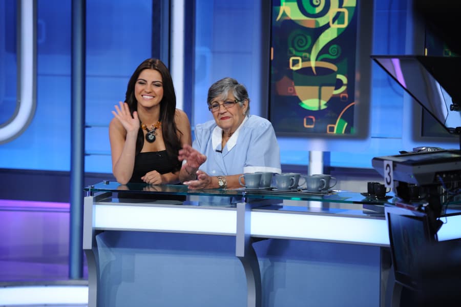 Aquí la vemos con Maite Perroni.