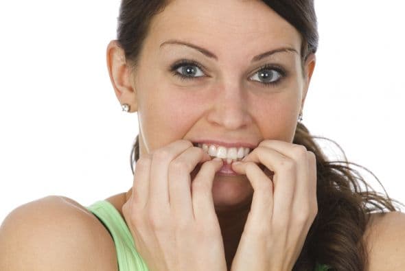 Comerte las uñas perjudica tus manos y queda mal, estéticamente.