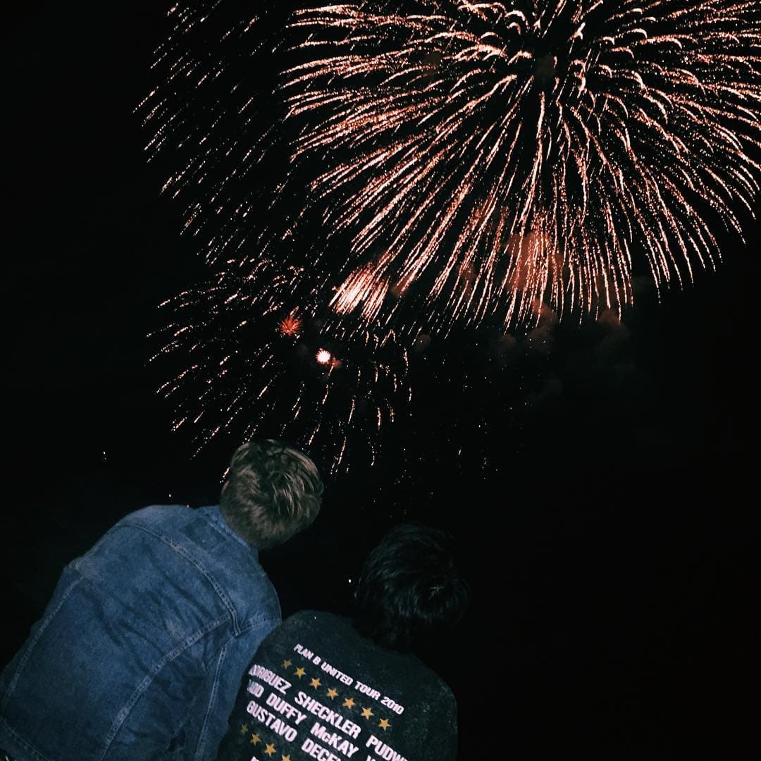 Terminaron el día viendo los fuegos artificiales.