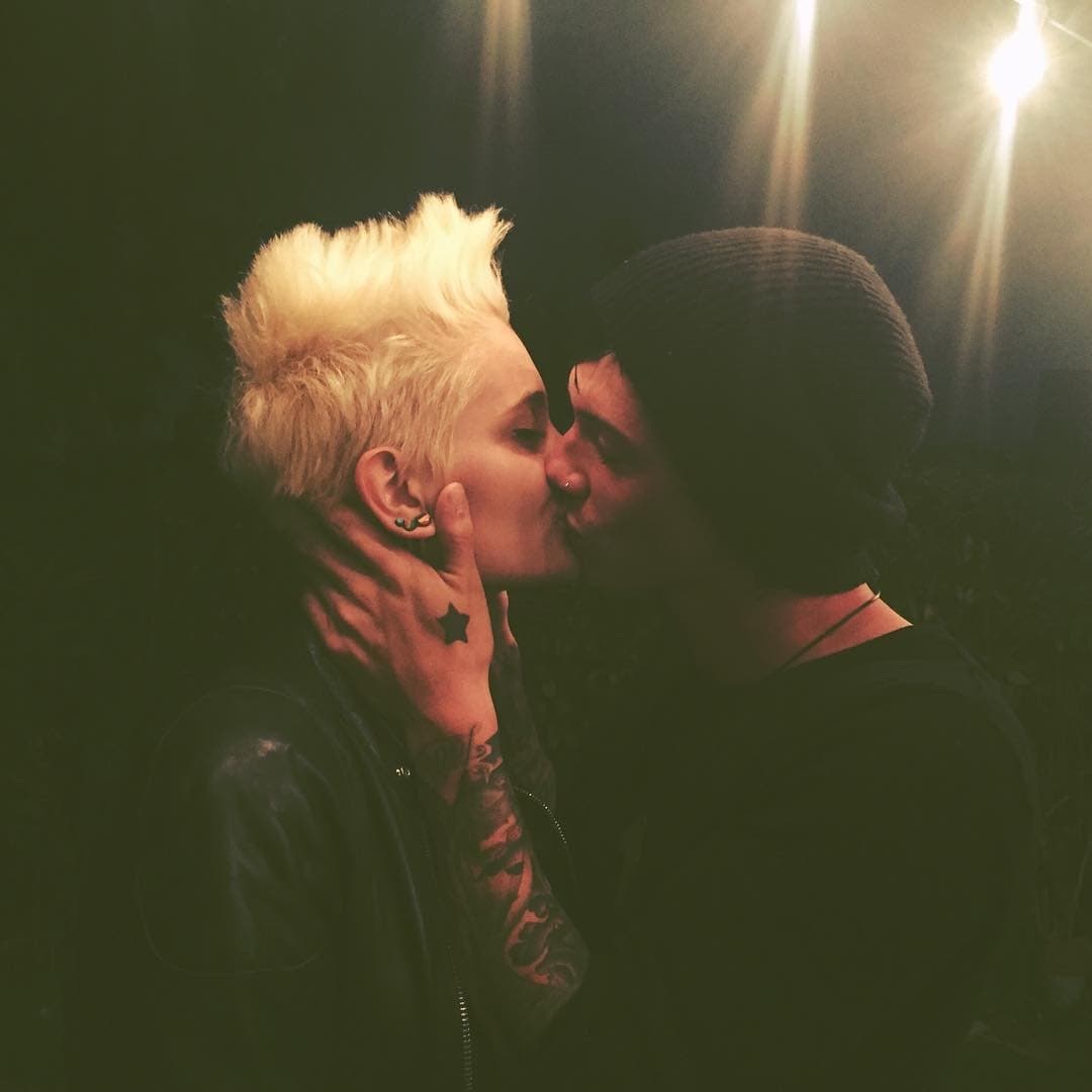 Unos besitos más para la cumpleañera.