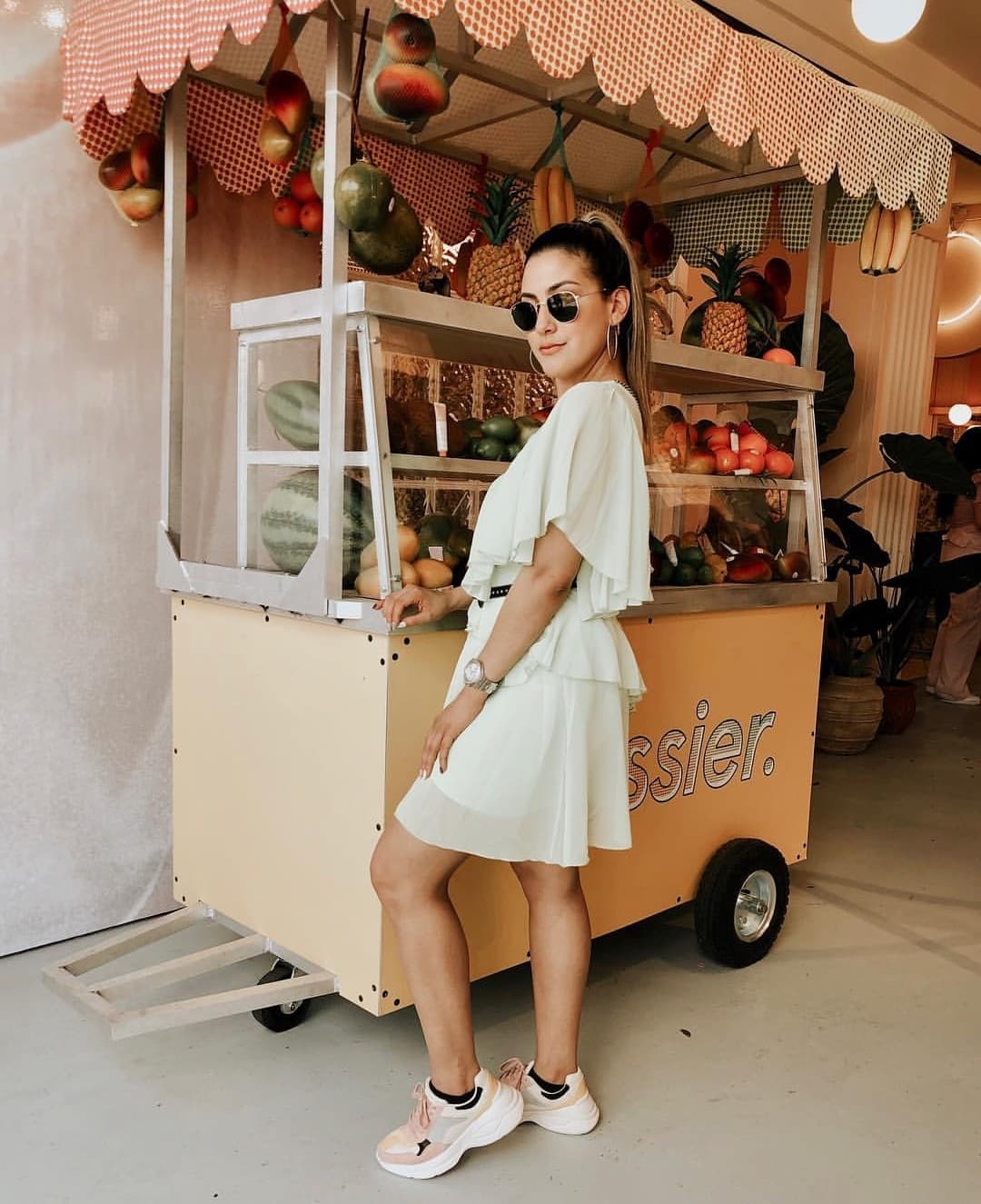 Si lo que necesitas es un atuendo para una salida relajada observa el look de Jessy. El tono menta en un vestido vaporoso con un cintillo negro la hacen ver arreglada, mientras que el calzado deportivo aporta un toque casual.