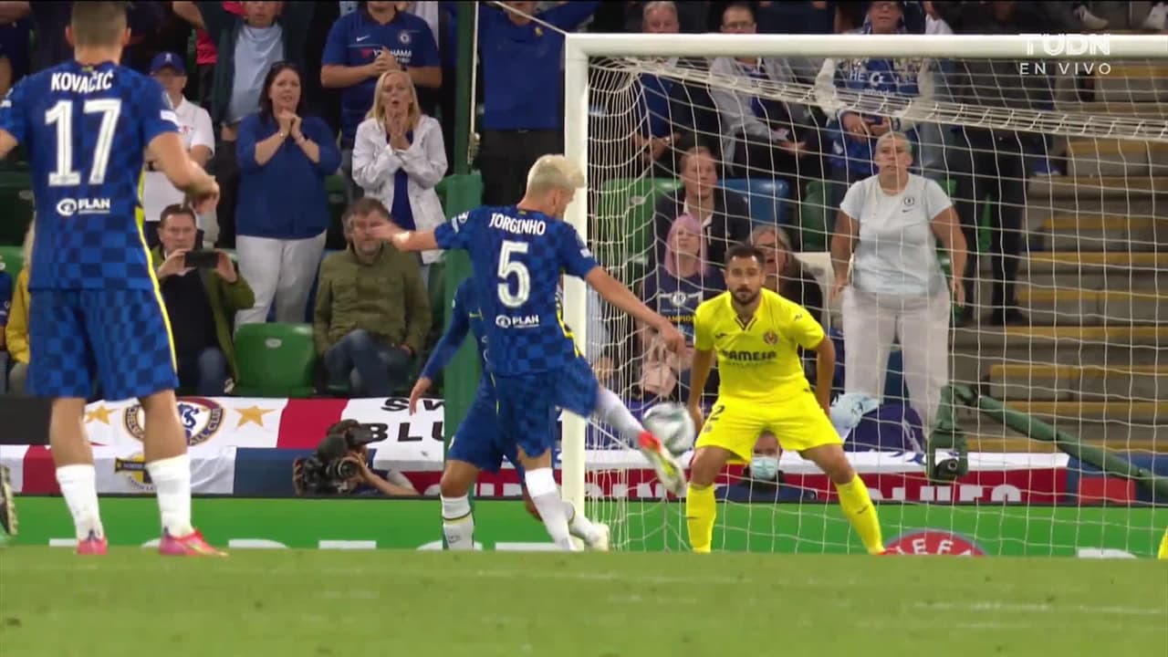 ¡TIRO ATAJADO! disparo por Marcos Alonso.