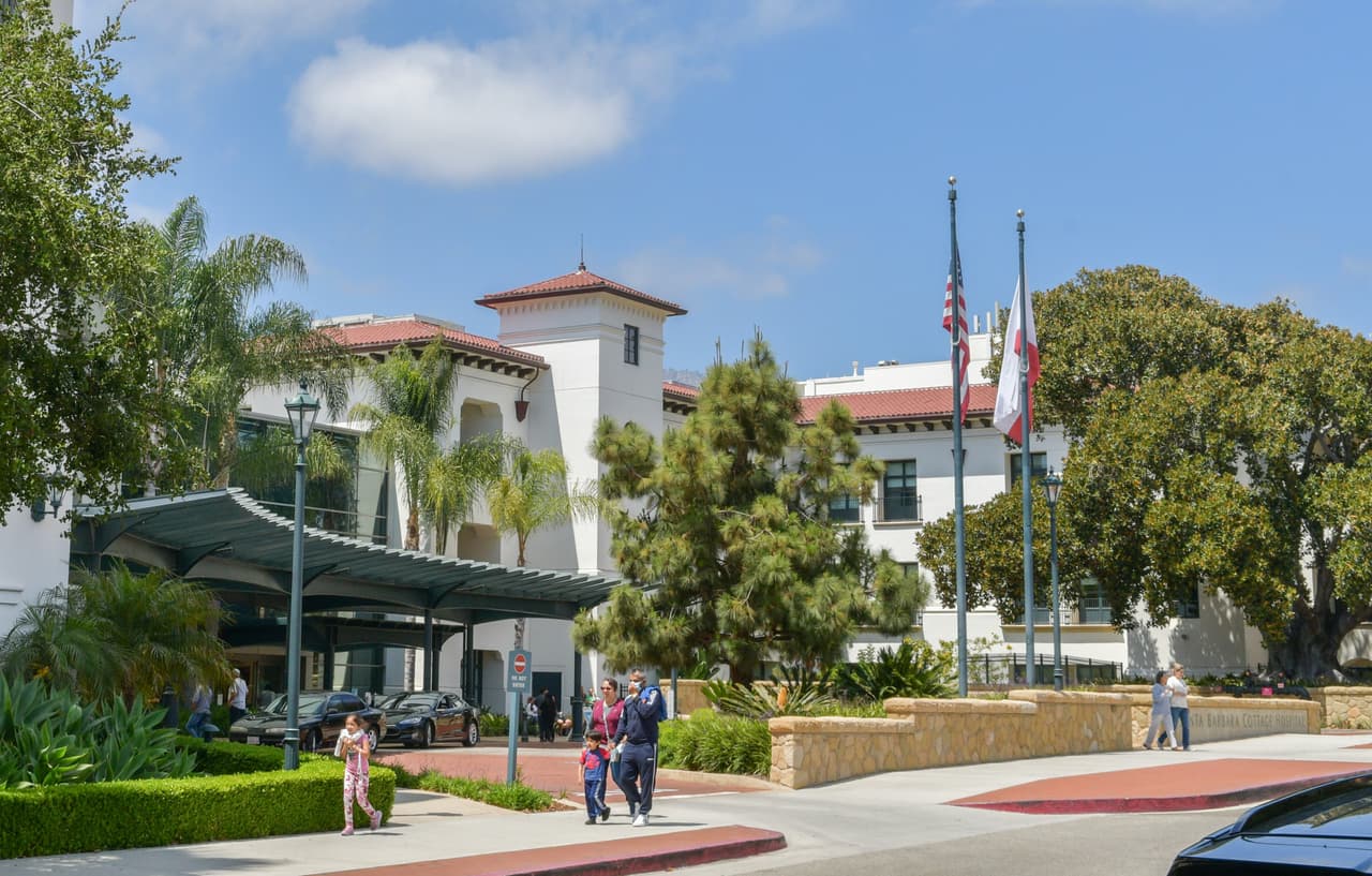 Está ubicado en el centro de Santa Bárbara y es uno de los más cercanos a
<b> <a href="https://www.univision.com/famosos/lo-que-sabemos-de-la-nueva-mansion-de-meghan-markle-y-el-principe-harry-en-santa-barbara-fotos" target="_blank">la mansión que tienen Meghan Markle y el príncipe Harry</a></b> en Montecito, que está a unos diez minutos en automóvil. 
<br>