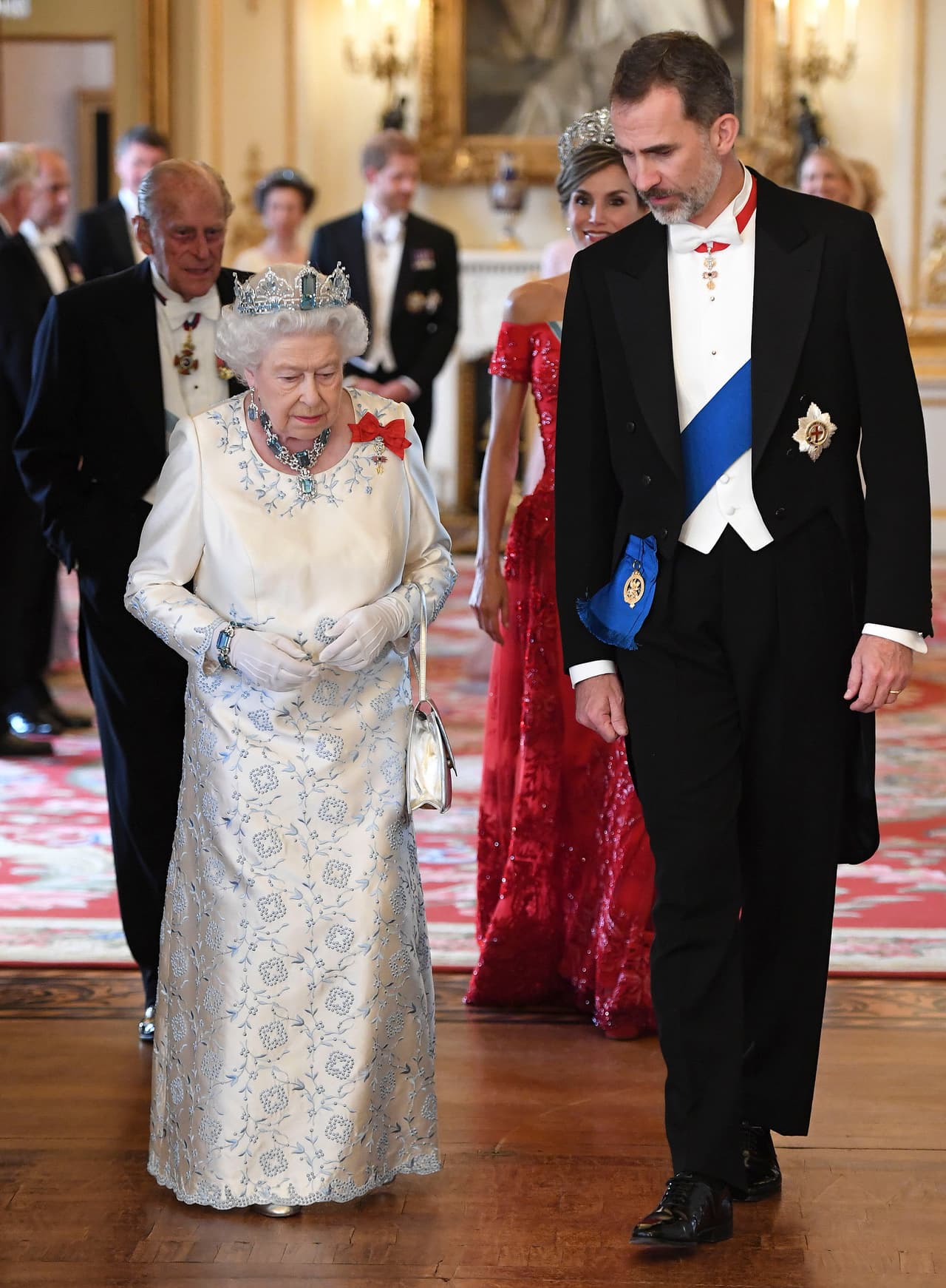 De acuerdo con información de la agencia EFE, retomada por distintos medios como
<a href="https://mx.hola.com/realeza/casa_inglesa/20190607143594/felipe-vi-caballero-honor-windsor/"> <b>¡Hola! México</b></a>, la ceremonia es de corte solemne y se llevará a cabo en el castillo de Windsor.