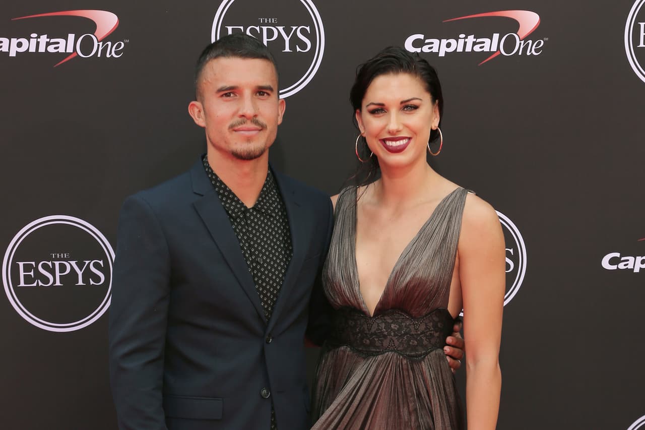 Los futbolistas Alex Morgan y Servando Carrasco.