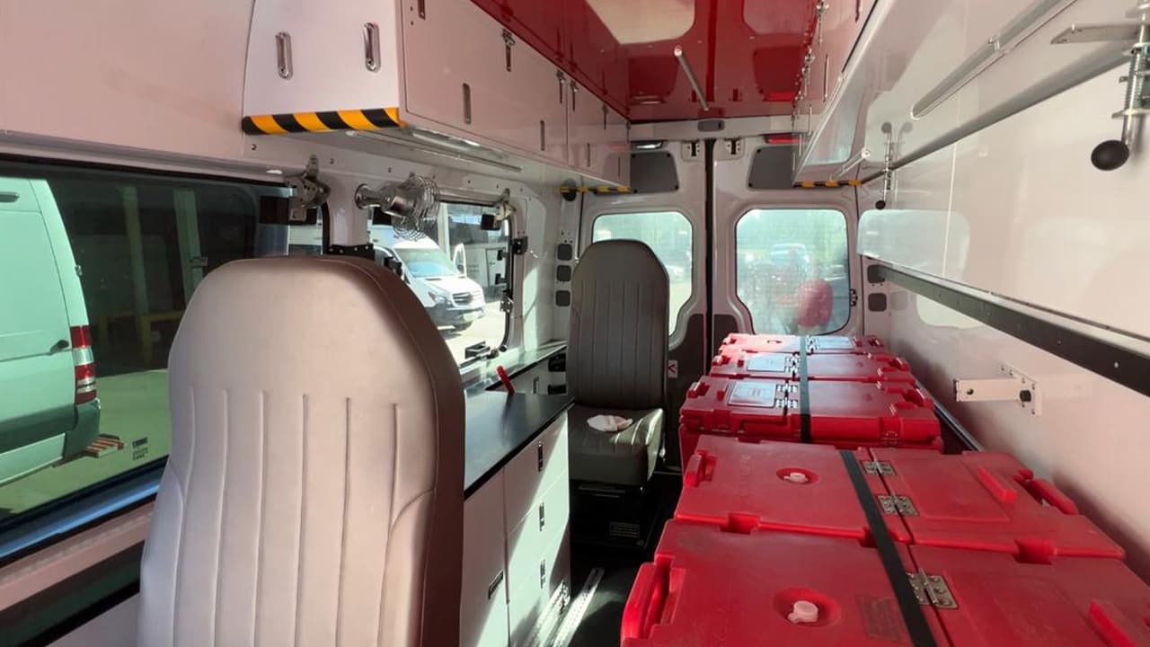 Los camiones con equipos de emergencia e insumos de primera necesidad partieron con rumbo a Florida Central desde el área metropolitana de Houston.
