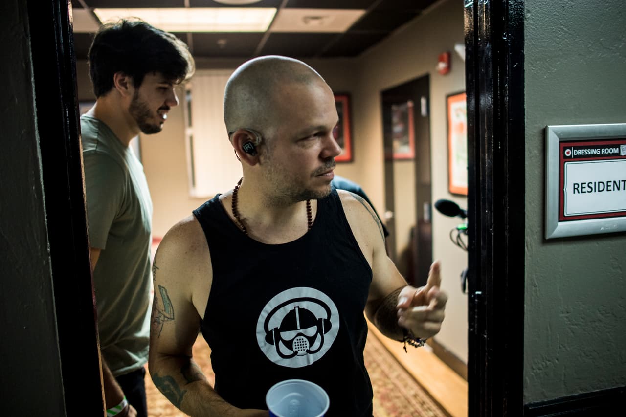 Residente entrando a su camerino.