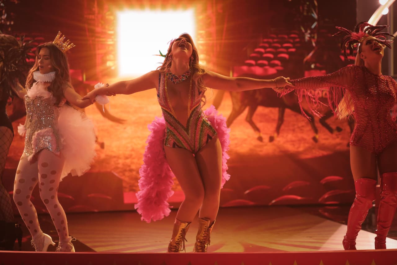 Mientras las chicas se entregaban a la fuerza de este tema.