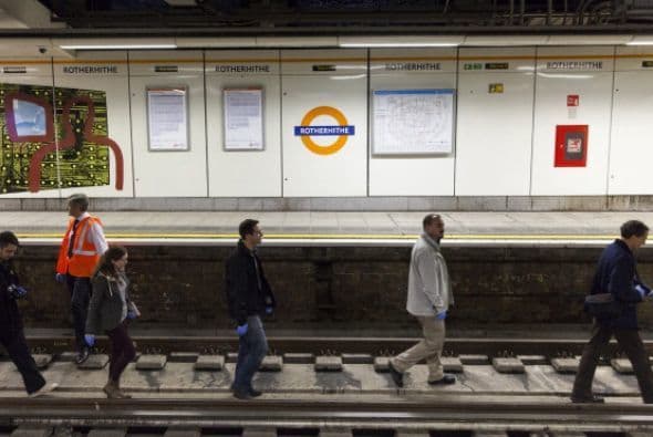 Y los pasajeros harán lo propio, justo entre las estaciones de Rotherhite y Wapping.