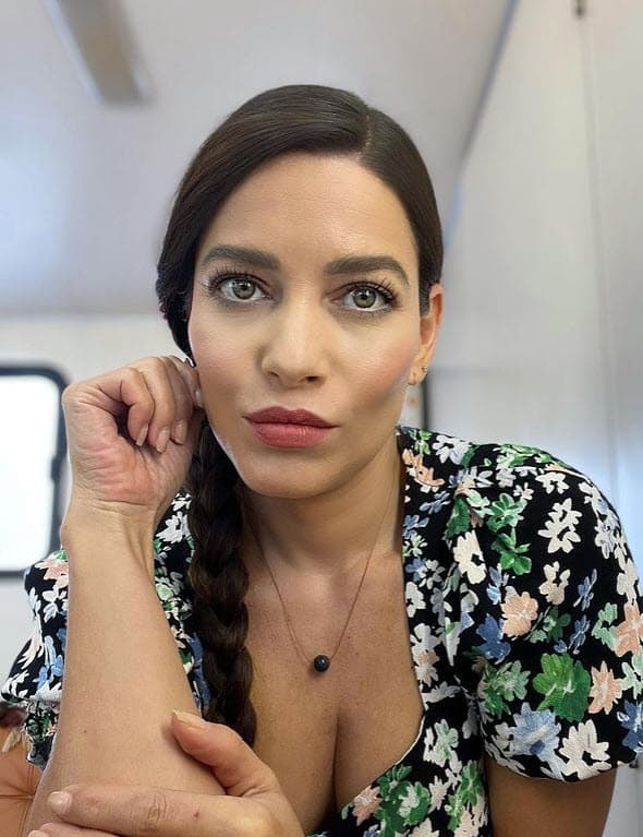 "A mí me pasa al revés, a mí
<b>me discriminan por tener los ojos claros</b>,
<b>no me creen que soy mexicana</b>, no me creen que soy jarocha, (nacida en el estado de Veracruz)", contó en entrevista con el periodista Edén Dorantes.
<br>