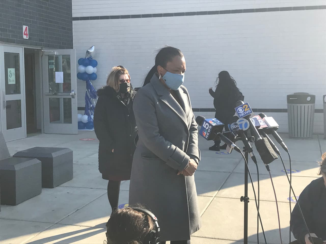 “Todos debemos ser honestos, en el modelo remoto hay barreras que no podemos sobrepasar. Así que nuestro enfoque esta en las clases presenciales, aunque seguiremos haciendo lo necesario para mejorar el aprendizaje a distancia",
<i> </i>dijo la presidenta de CPS, Janice Jackson.
<i> </i>