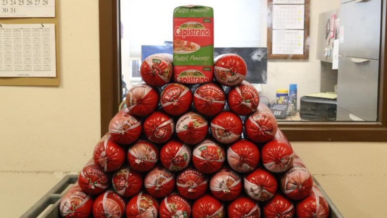 Los especialistas en agricultura incautaron 320 libras de mortadela de cerdo y 30 libras de jamón de pavo en agosto. La carne se descubrió durante una inspección escondida debajo de las mantas, asientos, la consola central y dentro de una bolsa de lona. La persona recibió una sanción civil de $1,000 y los productos fueron confiscados.