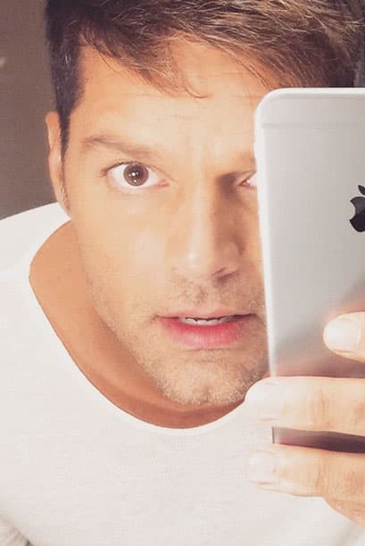 Actualmente lo vemos cada domingo desempeñando un excelente papel al lado de Laura Pausini y Alejandro Sanz.