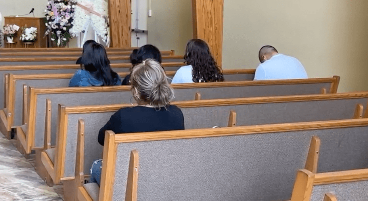 Después de la velación, el féretro fue trasladado al cementerio, 
<b>donde los familiares le llevaron globos y flores y la menor de edad. </b>