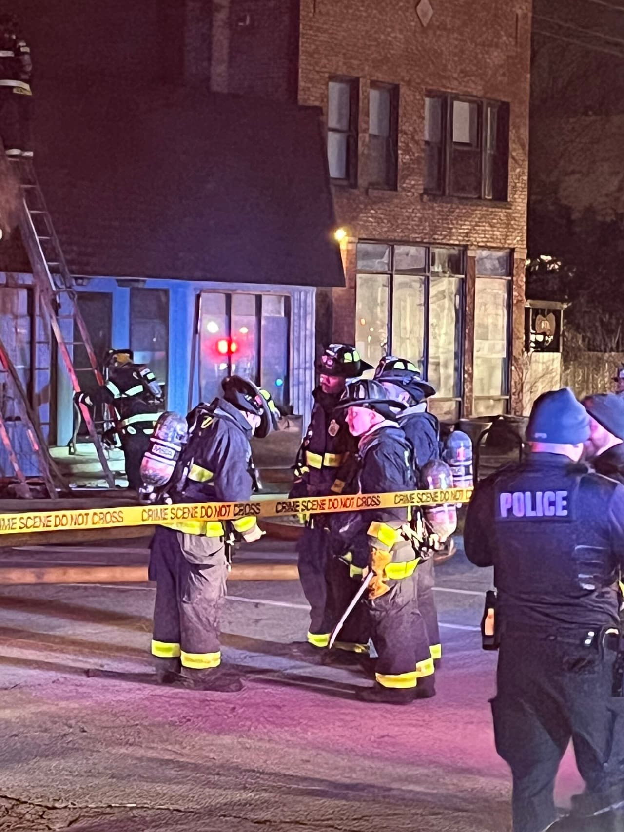 El incendio avanzó rápidamente y se activó una tercera alarma, lo que convocó a once departamentos de bomberos para ayudar con las operaciones de incendio y la cobertura de la ciudad.