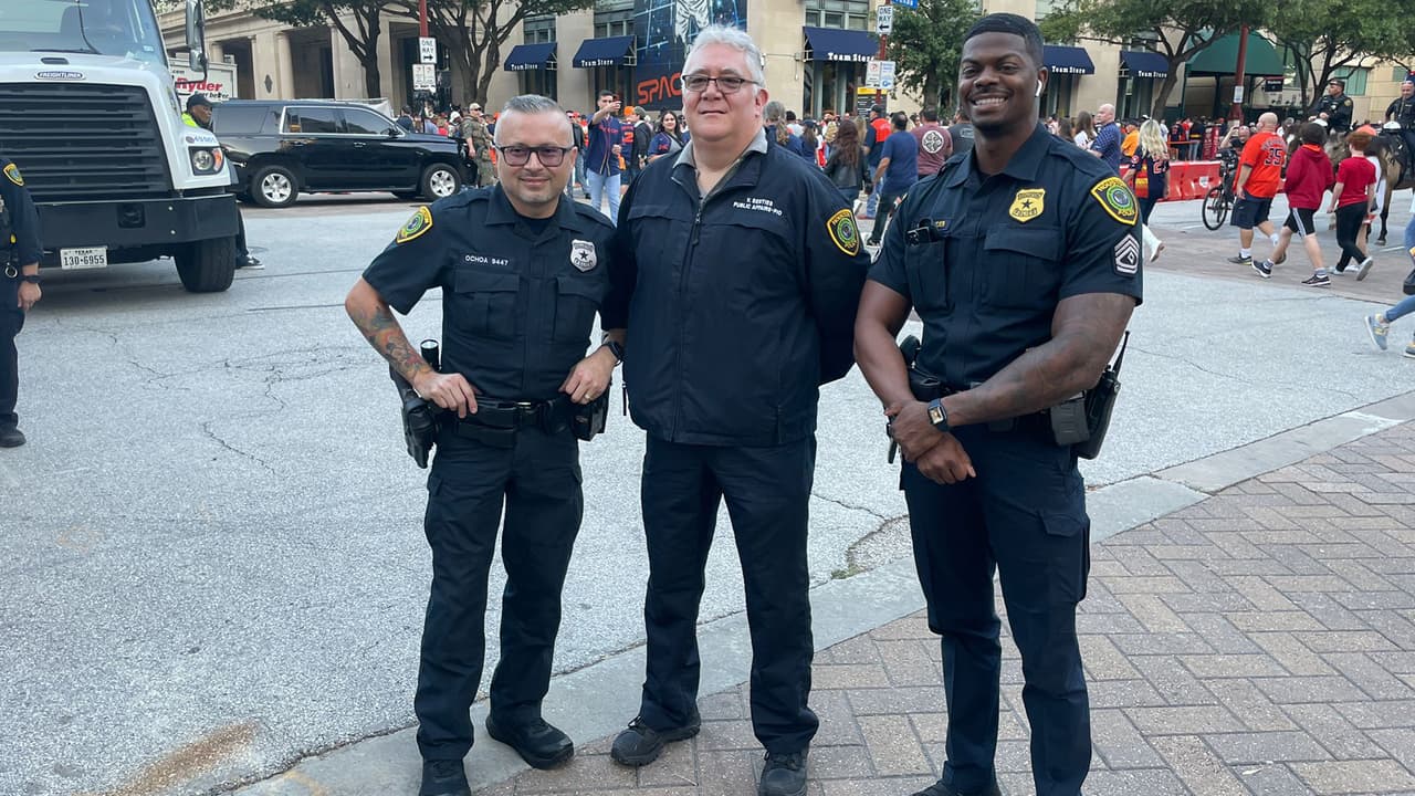 Se desplegaron más oficiales en las calles y se han instalado barricadas cerca del Minute Maid Park.