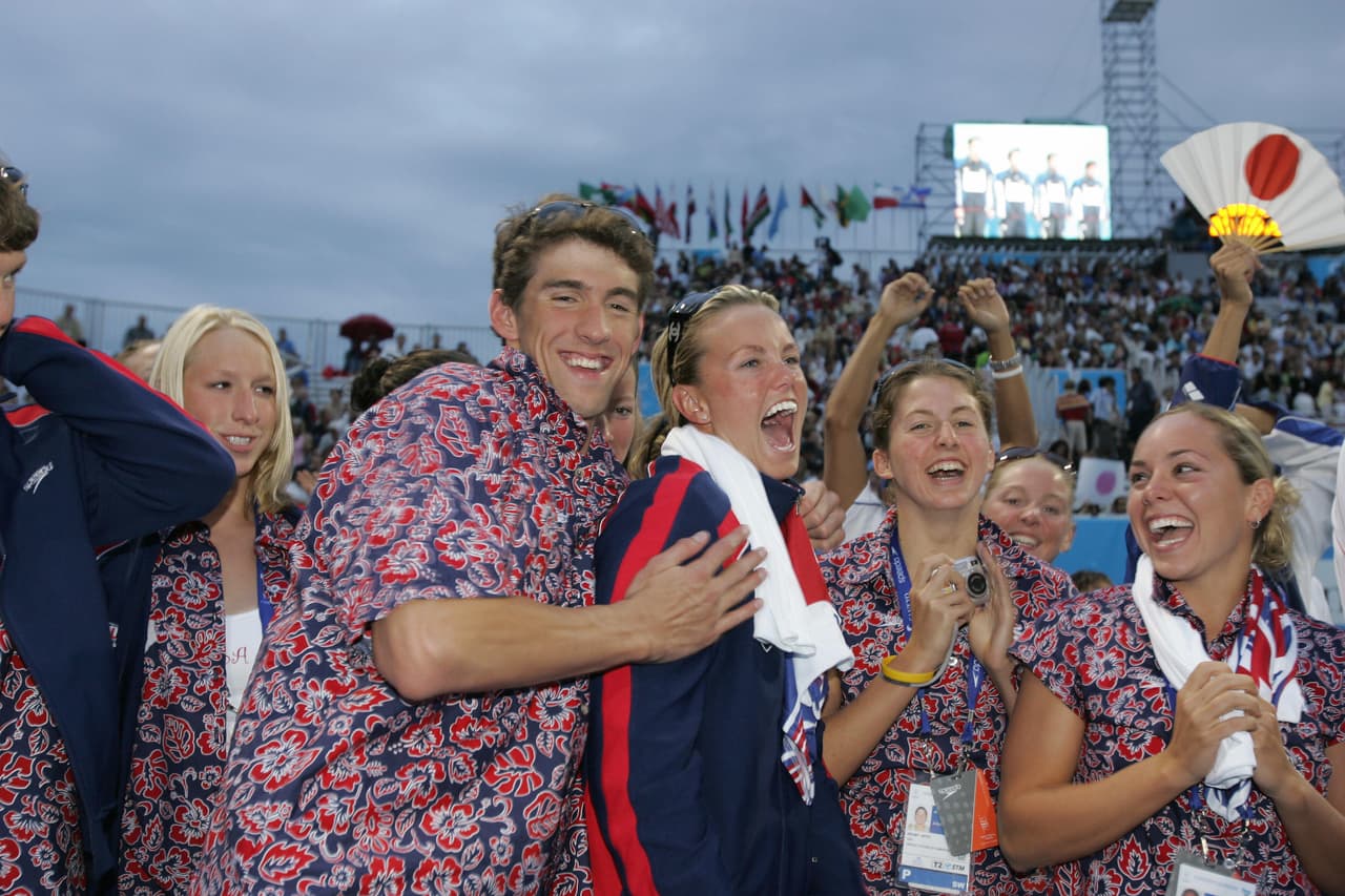 Phelps celebra con el resto de la delegación de nado estadounidense, en el mundial de 2005 en Montreal. De allí se llevó seis medallas de oro y una de plata.