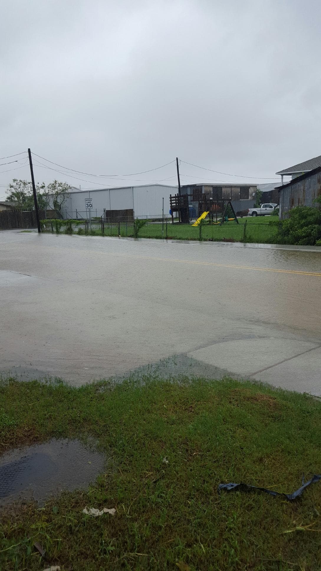 El agua en las vías les llegaba a los tobillos, dijo Francisco Banda. Pero afirmó que tenían agua y comida para los cinco niños y 7 adultos refugiados en la vivienda.