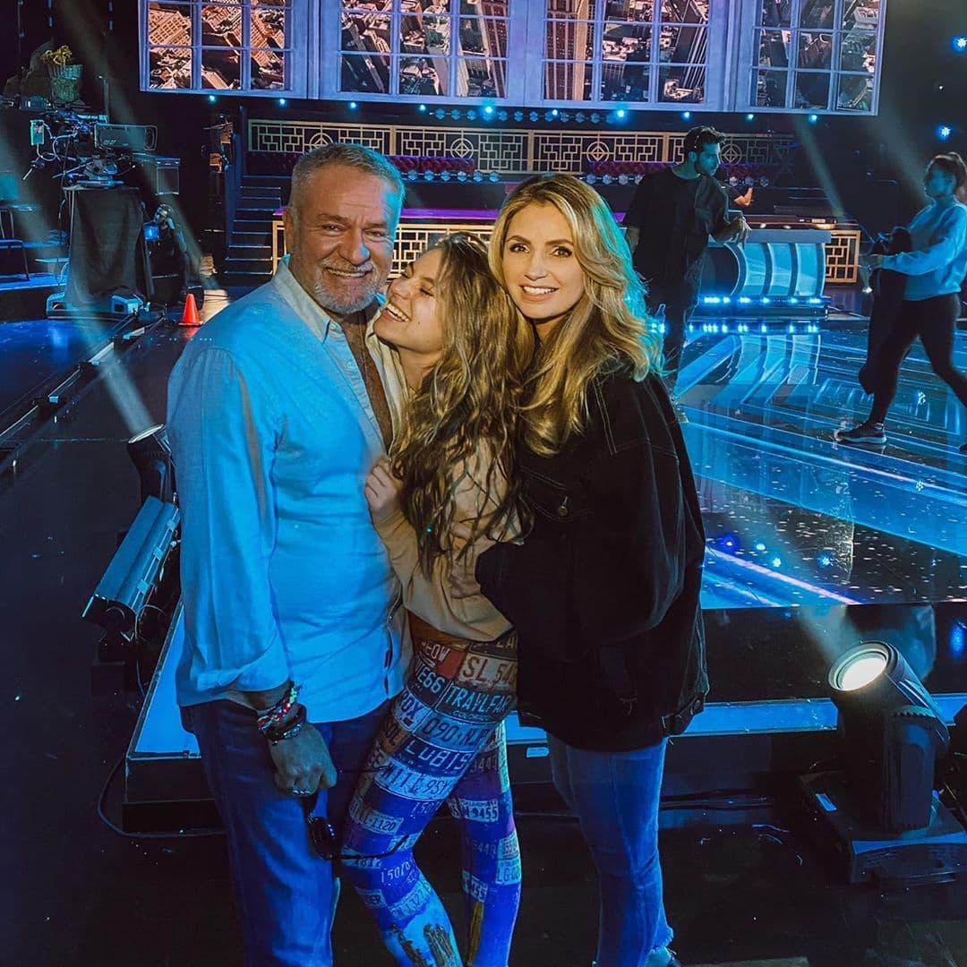 Aseguró que también lo creen sus padres, la actriz
<b> <a href="https://www.univision.com/famosos/como-en-los-viejos-tiempos-angelica-rivera-y-el-guero-castro-posan-en-familia-fotos" target="_blank">Angélica Rivera y el famoso productor José Alberto 'El Güero' Castro.</a></b>
<br>