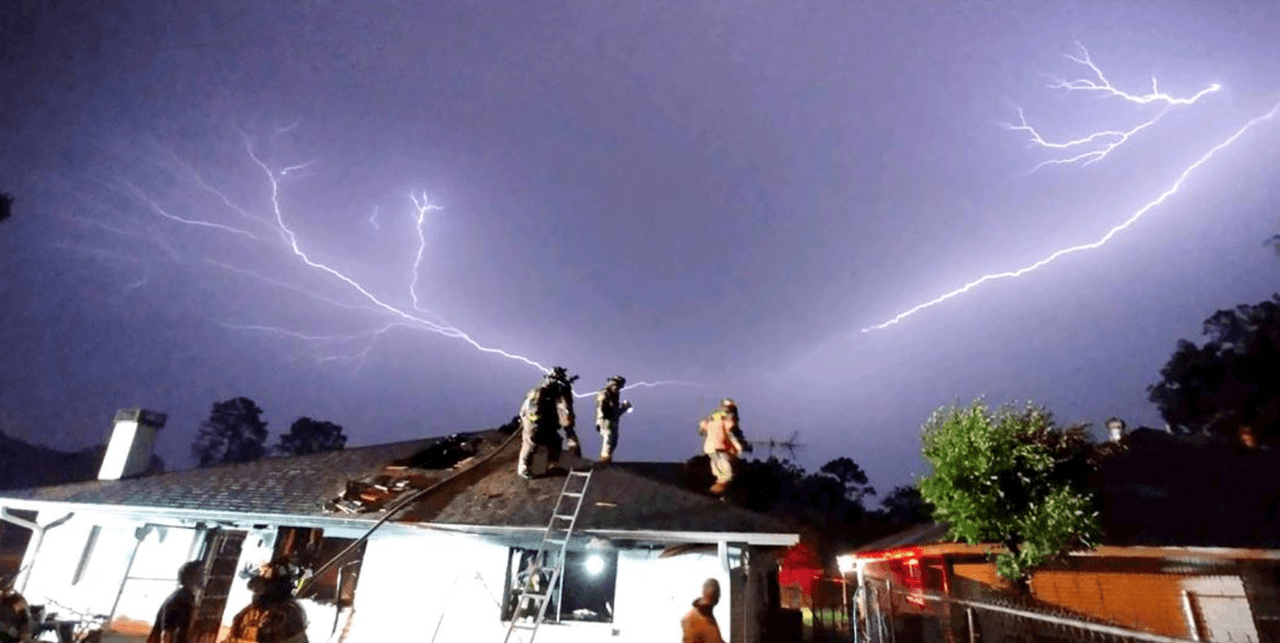 Fuertes lluvias y descargas eléctricas afectaron áreas residenciales de Houston.